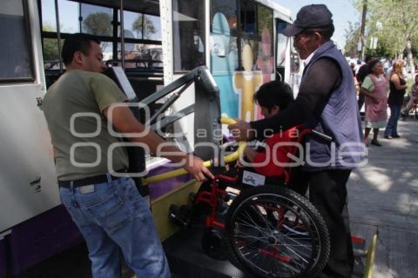 ENTREGA PRESIDENTE MUNICIPAL APARATOS PARA DISCAPACITADOS