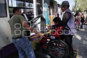 ENTREGA PRESIDENTE MUNICIPAL APARATOS PARA DISCAPACITADOS