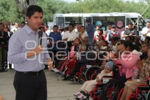 ENTREGA PRESIDENTE MUNICIPAL APARATOS PARA DISCAPACITADOS