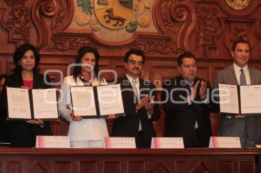 PANEL LIBRES E IGUALES