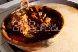 GASTRONOMÍA . MOLE DE CADERAS