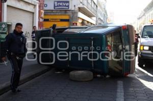 VOLCADURA EN LA 2 PONIENTE Y 7 NORTE