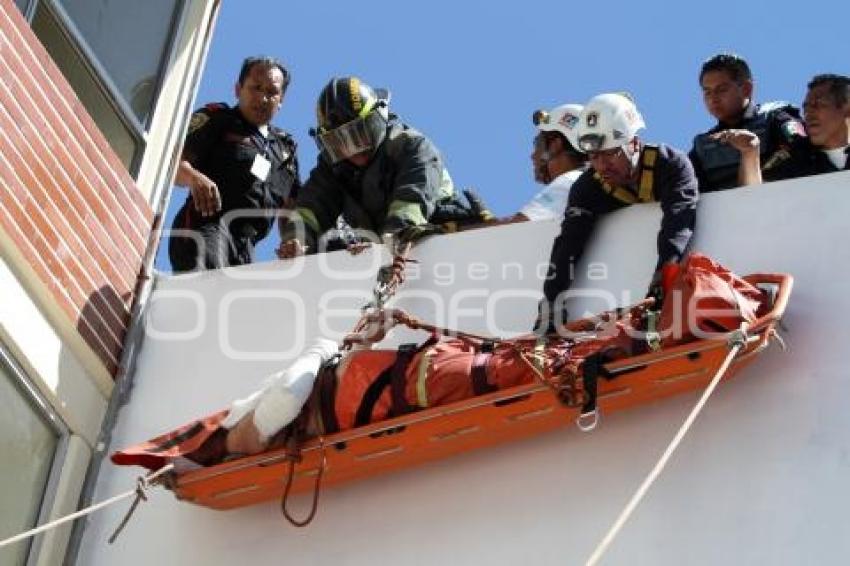 RESCATAN A HOMBRE ELECTROCUTADO