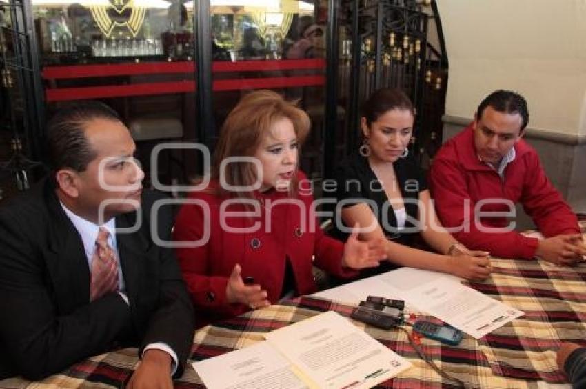 CLAUDIA HERNANDEZ E IVAN GALINDO FIRMAN CARTA DE APOYO.