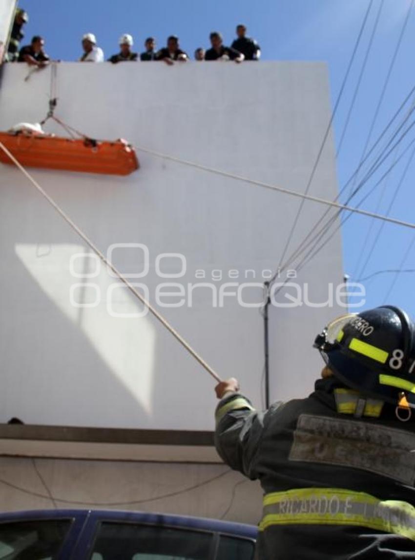 RESCATAN A HOMBRE ELECTROCUTADO