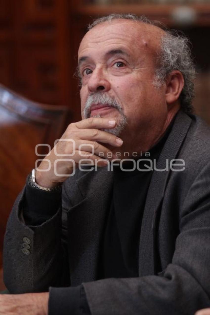 PRESENTAN LIBRO EN LA PALAFOXIANA