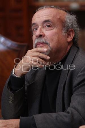 PRESENTAN LIBRO EN LA PALAFOXIANA