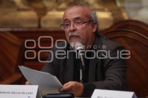 PRESENTAN LIBRO EN LA PALAFOXIANA