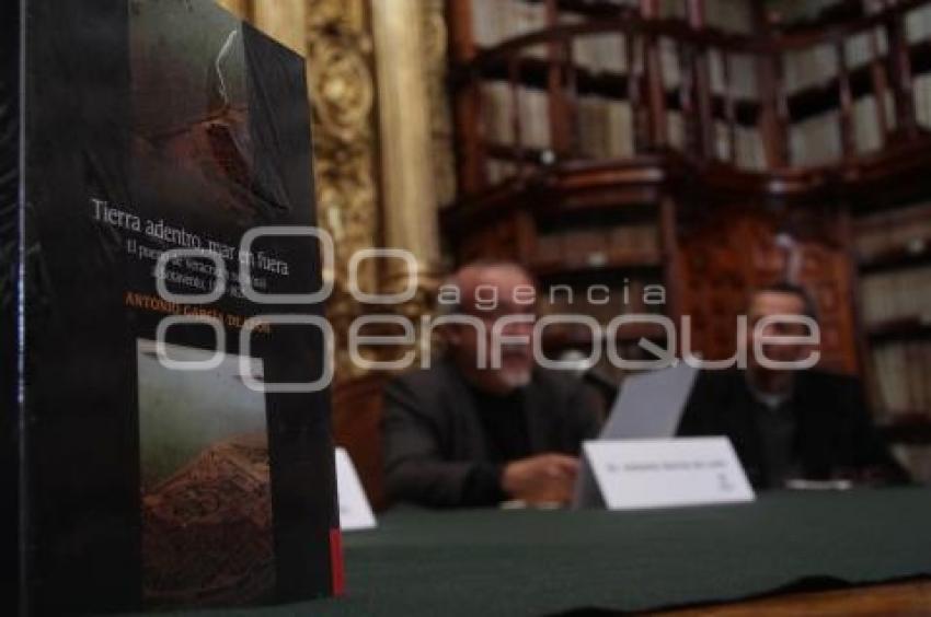 PRESENTAN LIBRO EN LA PALAFOXIANA