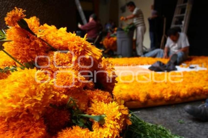 PREPARAN OFRENDAS EN CASA DE LA CULTURA