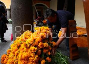 PREPARAN OFRENDAS EN CASA DE LA CULTURA