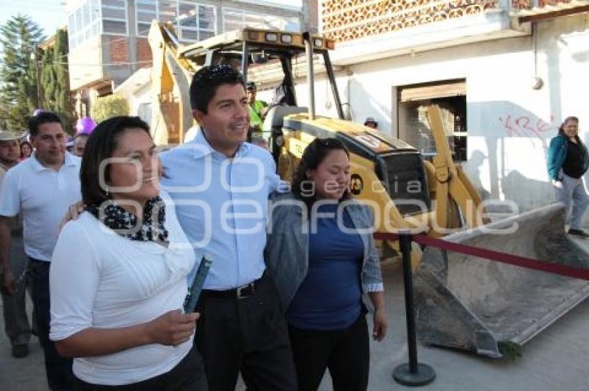 EDUARDO RIVERA, ARRANCA PAVIMENTACION DE LA CALLE MANZANO