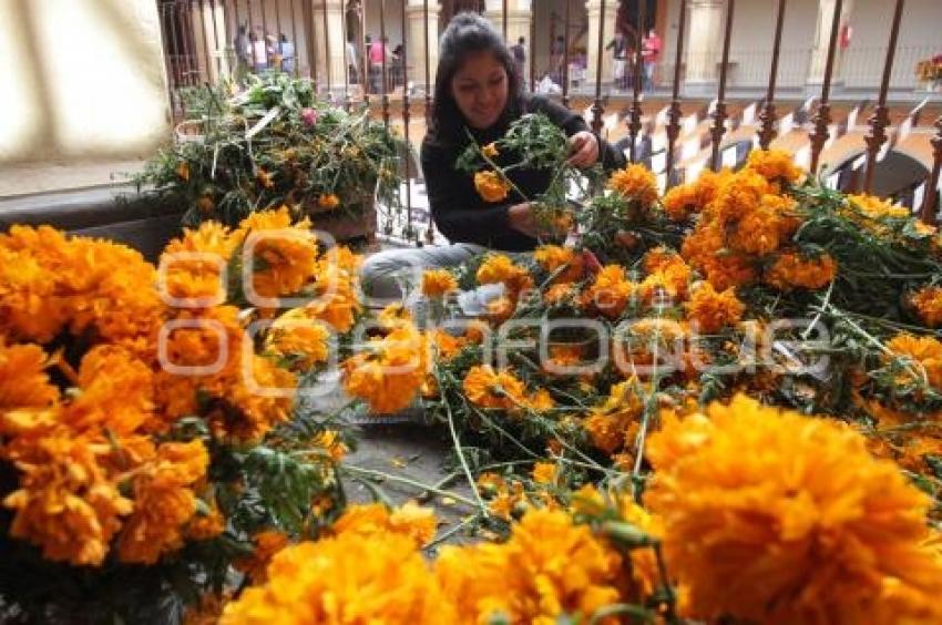 PREPARAN OFRENDAS EN CASA DE LA CULTURA