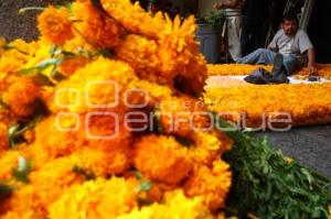 PREPARAN OFRENDAS EN CASA DE LA CULTURA