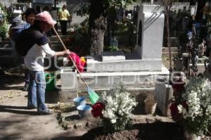 VISITAN EL PANTEÓN CIENTOS DE PERSONAS