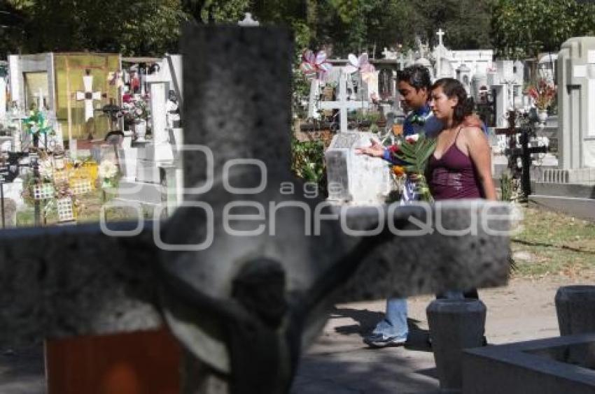 VISITAN EL PANTEÓN CIENTOS DE PERSONAS