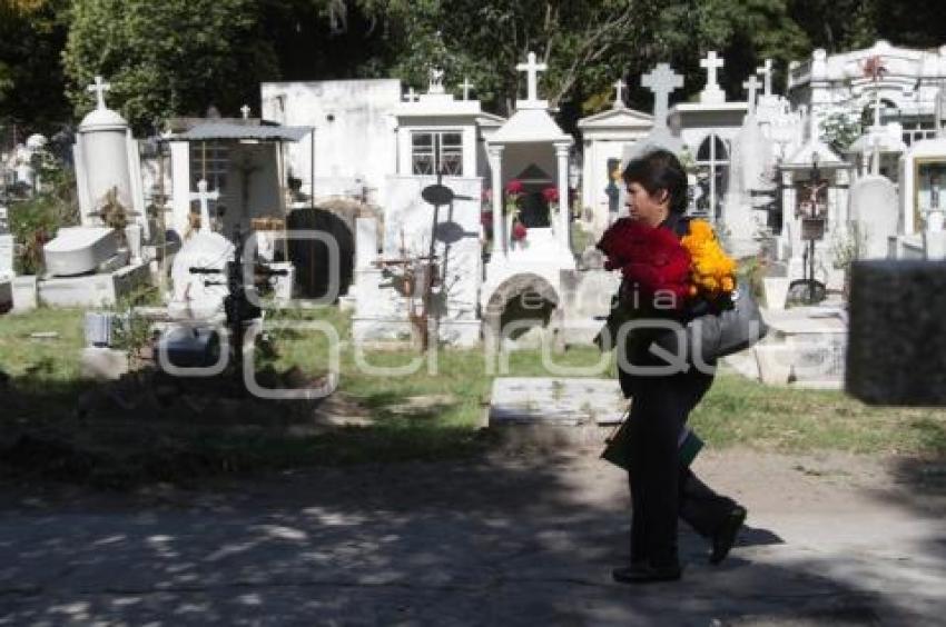 VISITAN EL PANTEÓN CIENTOS DE PERSONAS