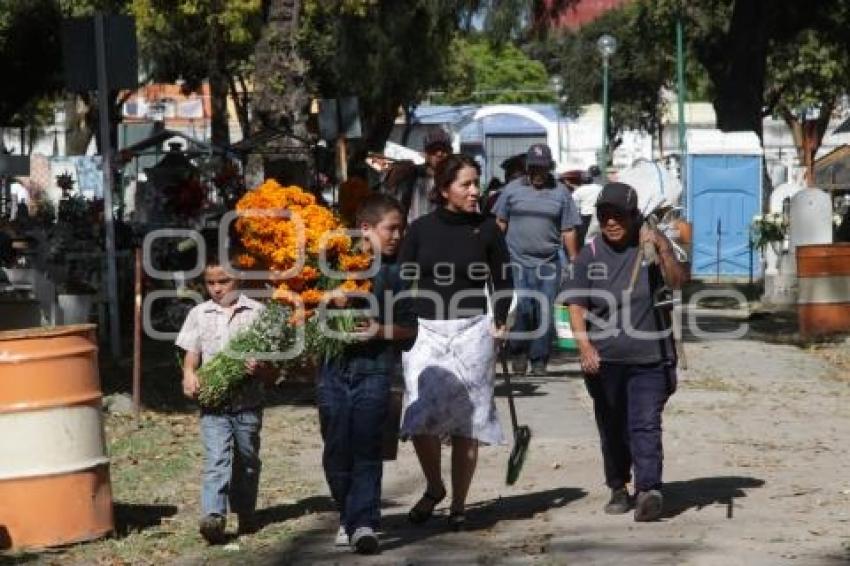 VISITAN EL PANTEÓN CIENTOS DE PERSONAS