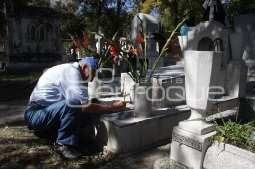 VISITAN EL PANTEÓN CIENTOS DE PERSONAS