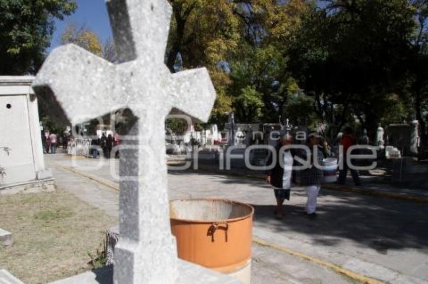 VISITAN EL PANTEÓN CIENTOS DE PERSONAS