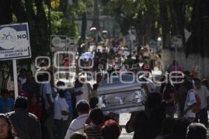 VISITAN EL PANTEÓN CIENTOS DE PERSONAS