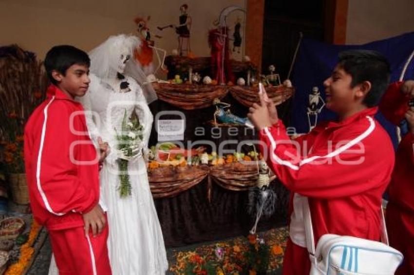 OFRENDAS EN CASA DE LA CULTURA