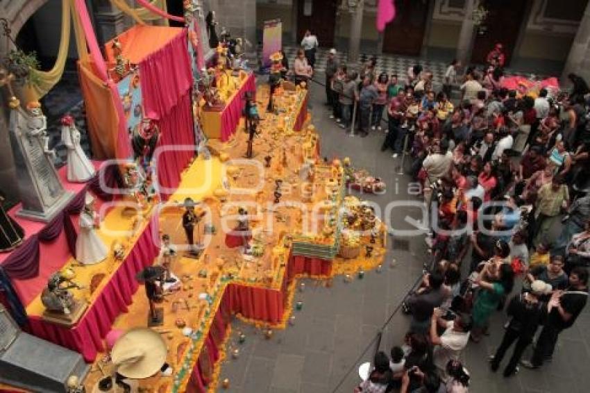 POBLANOS VISITAN OFRENDA EN PALACIO MUNICIPAL