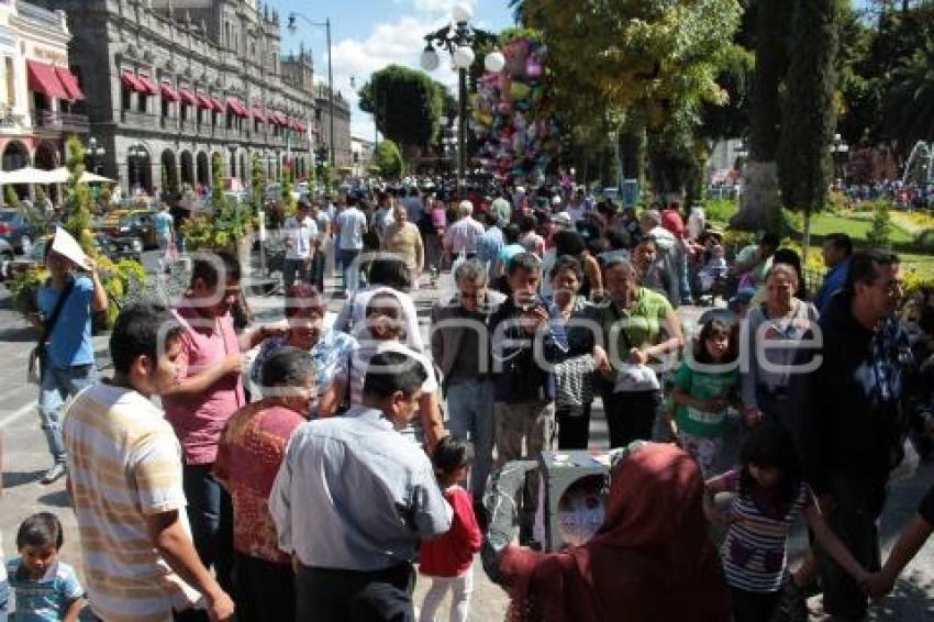 POBLANOS DISFRUTAN DEL CENTRO DE LA CIUDAD