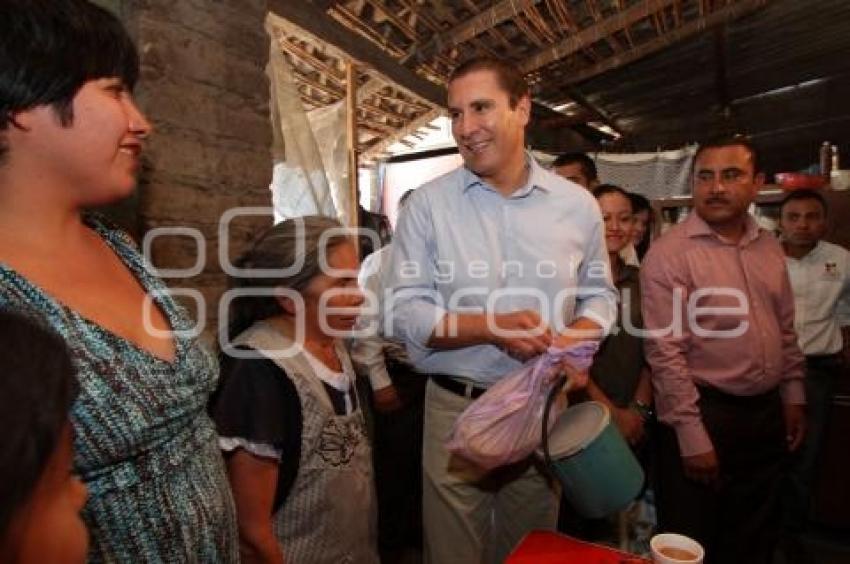 RAFAEL MORENO VALLE RECORRE ALTARES DE HUAQUECHULA