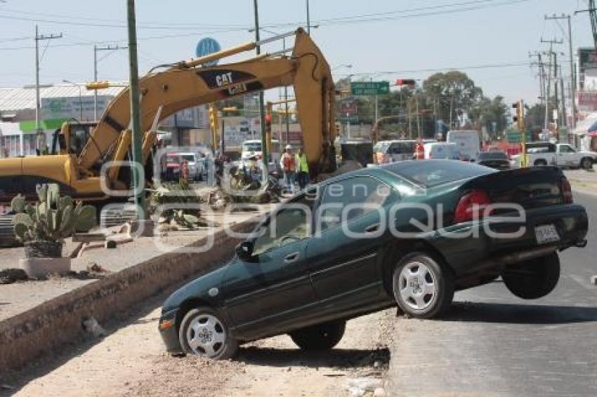 CAE AUTO EN OBRAS DE METROBUS