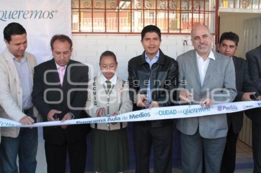 EDUARDO RIVERA INAUGURA AULA DE MEDIOS EN SECUNDARIA TECNICA 96