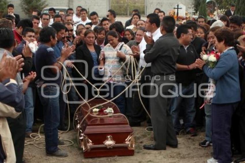 FAMILIARES Y AMIGOS SEPULTAN A TAXISTA