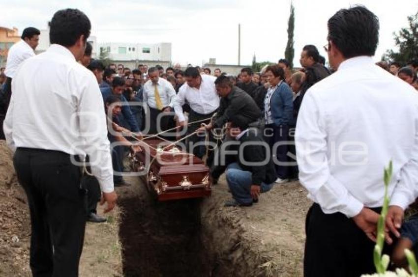 FAMILIARES Y AMIGOS SEPULTAN A TAXISTA