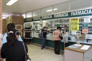 DERECHO HABIENTES ESPERAN MEDICAMENTOS EN IMSS SAN ALEJANDRO.