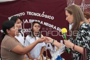 MARTHA ERICKA ALONSO DE MORENO VALLE INAUGURA BAZAR NAVIDEÑO