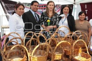 MARTHA ERICKA ALONSO DE MORENO VALLE INAUGURA BAZAR NAVIDEÑO