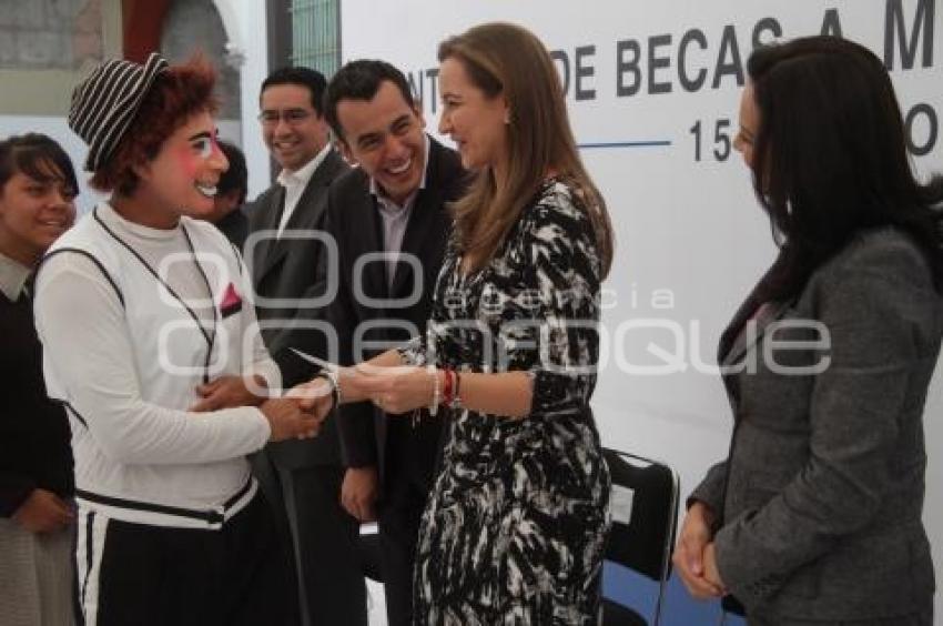 ENTREGA DIF BECAS A JÓVENES TRABAJADORES