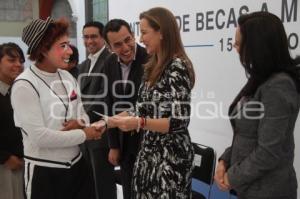 ENTREGA DIF BECAS A JÓVENES TRABAJADORES