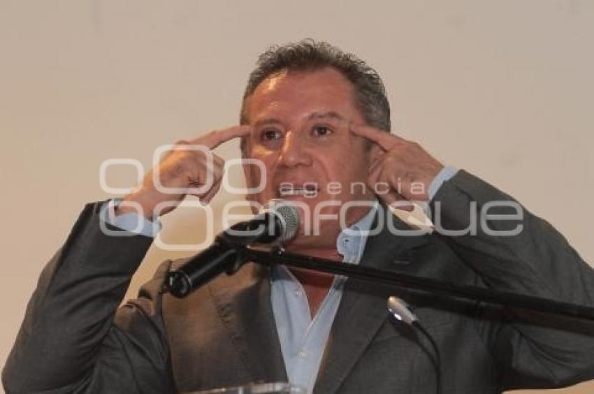 ENRIQUE AGUERA ENTREGA DE BECAS PARA CURSO EN HARVARD