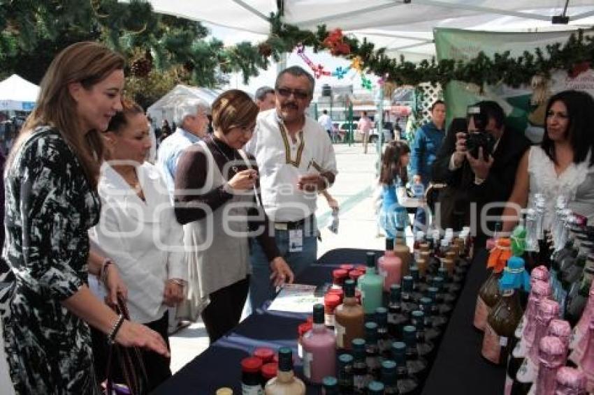 MARTHA ERICKA ALONSO DE MORENO VALLE INAUGURA BAZAR NAVIDEÑO