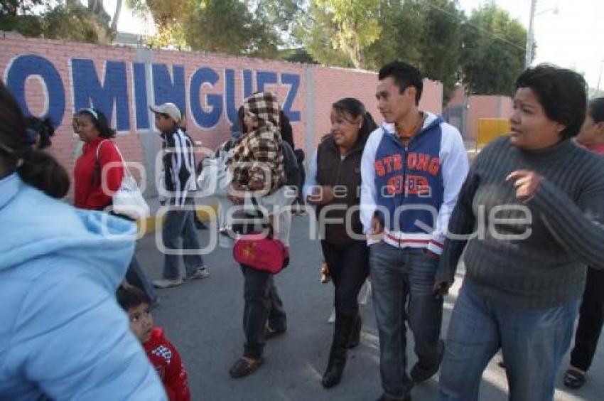 PADRES DE FAMILIA CIERRAN CAMINO REAL A CHOLUA