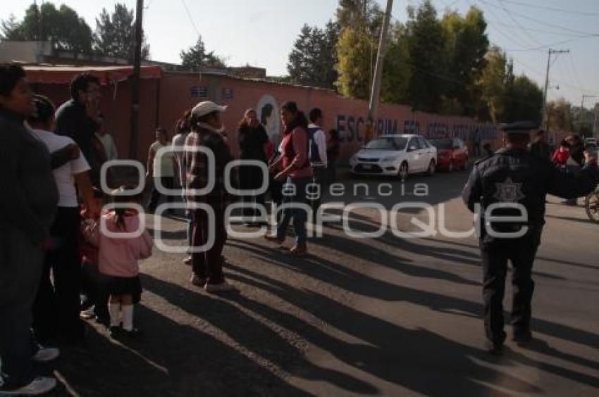 PADRES DE FAMILIA CIERRAN CAMINO REAL A CHOLUA