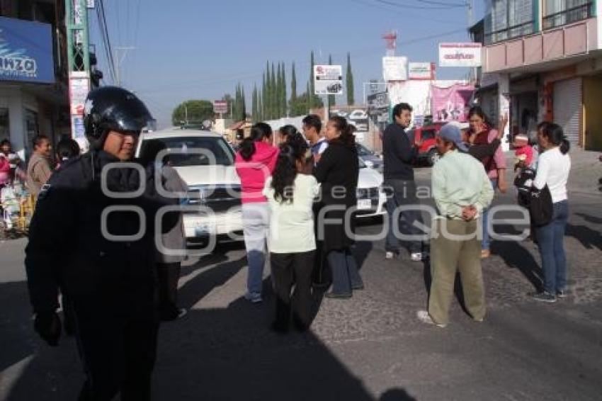 PADRES DE FAMILIA CIERRAN CAMINO REAL A CHOLUA