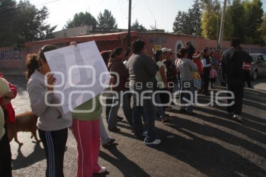 PADRES DE FAMILIA CIERRAN CAMINO REAL A CHOLUA