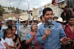 EDUARDO RIVERA DA BANDERAZO DE CONSTRUCCION DE CARRETERA EN SAN ANDRES AZUMIATLA.