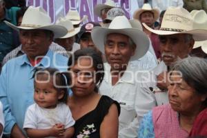 EDUARDO RIVERA DA BANDERAZO DE CONSTRUCCION DE CARRETERA EN SAN ANDRES AZUMIATLA.