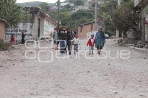 EDUARDO RIVERA DA BANDERAZO DE CONSTRUCCION DE CARRETERA EN SAN ANDRES AZUMIATLA.