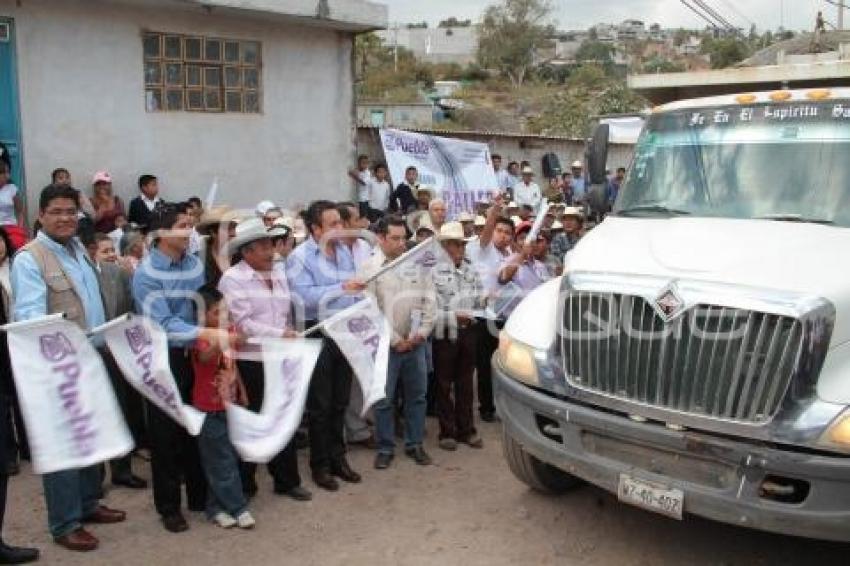 EDUARDO RIVERA DA BANDERAZO DE CONSTRUCCION DE CARRETERA EN SAN ANDRES AZUMIATLA.