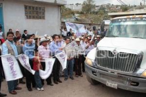 EDUARDO RIVERA DA BANDERAZO DE CONSTRUCCION DE CARRETERA EN SAN ANDRES AZUMIATLA.