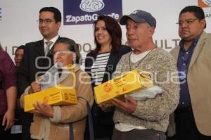 ENTREGAN ZAPATOS GUANTE A ADULTOS MAYORES